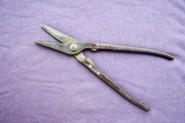 Старые Металлические Железные Черные Металлические Ножницы Фоне Фиолетовой Ткани Инструменты — стоковое фото