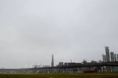 Petrol rafineri, Petrokimya tesisi, bulutlu havalarda, sis.