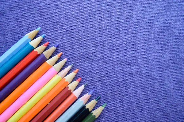 Разноцветные Яркие Красочные Карандаши Рисования Фоне Фиолетовой Ткани Пространства Текста — стоковое фото