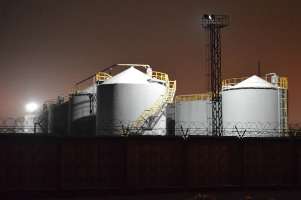 Nachtaufnahme Eines Tanklagers Einer Erdölraffinerie Einer Petrochemischen Anlage Durch Einen — Stockfoto