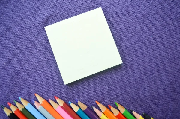 Des Crayons Multicolores Lumineux Colorés Sont Situés Bas Angle Carnet — Photo