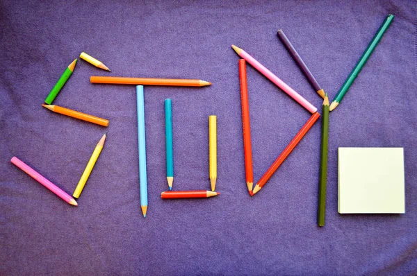 Skomponuj Badanie Napisane Kolorowymi Ołówków Notatnikiem Dla Tekstu Studium Napisu — Zdjęcie stockowe