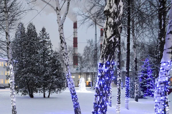 Noel Lambaları Çelenkler Noel Süslemeleri Bir Petrol Rafinerisi Borular Ağaçlar — Stok fotoğraf