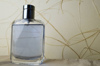 Köln, tuvalet suyu, parfüm bej renkli arka plan üzerinde mavi, güzel, cam şişe.