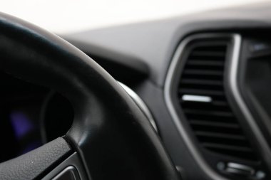 Tablonun arka plan siyah deri direksiyon simidi arabada açısına.