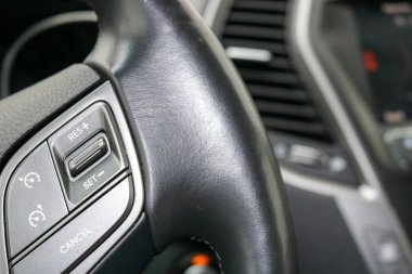 Siyah deri direksiyon simidi arabanın hız kontrol düğmeleri.