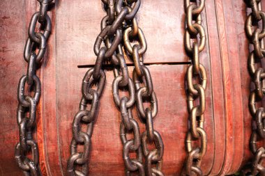 Büyük, kahverengi, ahşap tabut, bir kumbara, bağlı, bir göğüs demir güçlü zincirlerle kapalı.