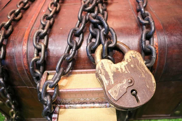 Ancient Wooden Old Old Brown Chest Locked Large Lock Tied — Stock Photo, Image