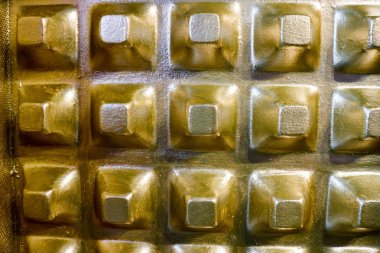 Altın, parlak, sarı hacimsel, konveks hücreleri, piramitler, kareler, dikdörtgenler duvarda. Arka plan. Doku. Zemin.