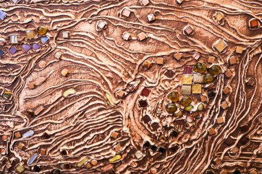 Beton duvar kahverengi doku ve desenler farklı şekiller ve çok renkli taşlar, cam kareler ve daireler damarlı eklenmesi ile dekoratif alçı yapılır. Arka plan.