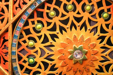 Ahşap, renkli, parlak, çiçekler, yıldız, farklı şekil ve boyutlarda ve bir elmas taşlar renkli desenler, oyma duvar tasarlamak. Arka plan.