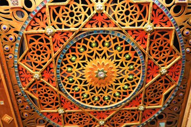 Ahşap, renkli, parlak, çiçekler, yıldız, farklı şekil ve boyutlarda ve bir elmas taşlar renkli desenler, oyma duvar tasarlamak. Arka plan.