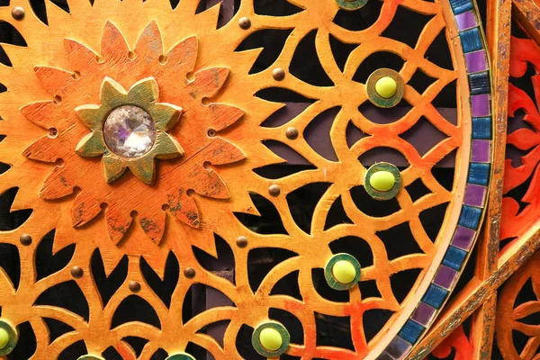 Ahşap, renkli, parlak, çiçekler, yıldız, farklı şekil ve boyutlarda ve bir elmas taşlar renkli desenler, oyma duvar tasarlamak. Arka plan.