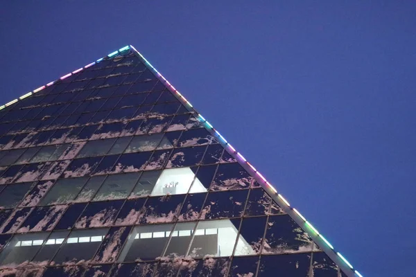 Куточок Трикутної Скляної Офісної Сучасної Будівлі Яскравими Вікнами Хмарочос Вкритий — стокове фото