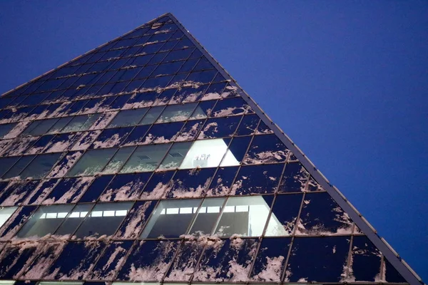 Скляна Сучасна Яскрава Піраміда Вкрита Снігом Вночі Тлі Блакитного Неба — стокове фото