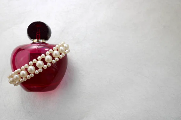 Różowe Piękne Szkło Przezroczyste Butelki Kobiece Perfumy Ozdobione Białym Drogocennych — Zdjęcie stockowe