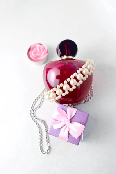 Violet Beautiful Glass Transparent Bottle Female Perfume Decorated White Pearls — Stock Photo, Image