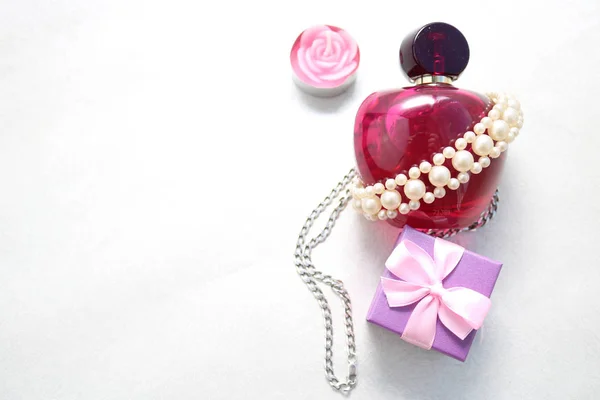 Botol Kaca Merah Muda Transparan Parfum Perempuan Dihiasi Dengan Mutiara — Stok Foto
