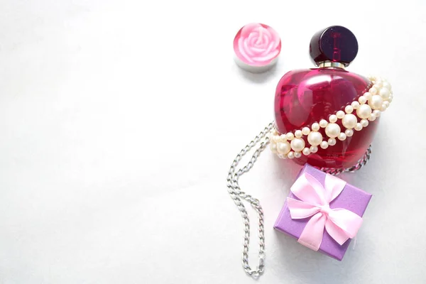 Violet Beautiful Glass Transparent Bottle Female Perfume Decorated White Pearls — Stock Photo, Image