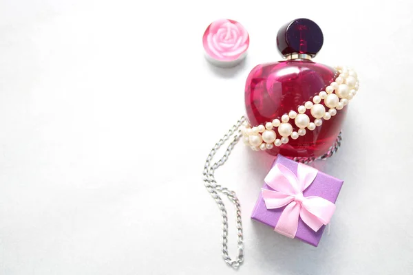 Botol Kaca Merah Muda Transparan Parfum Perempuan Dihiasi Dengan Mutiara — Stok Foto