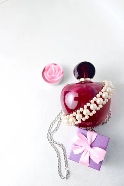 Pink Beautiful Glass Transparent Bottle Female Perfume Decorated White Pearls — Stock Photo, Image