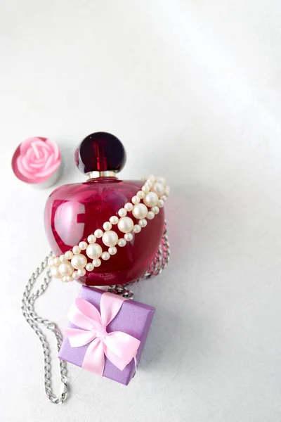 Pink Beautiful Glass Transparent Bottle Female Perfume Decorated White Pearls — Stock Photo, Image