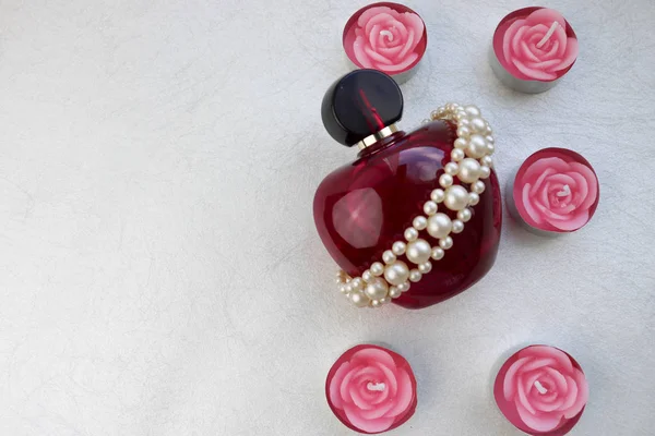 Uma Bela Garrafa Transparente Vidro Rosa Perfume Feminino Adornado Com — Fotografia de Stock