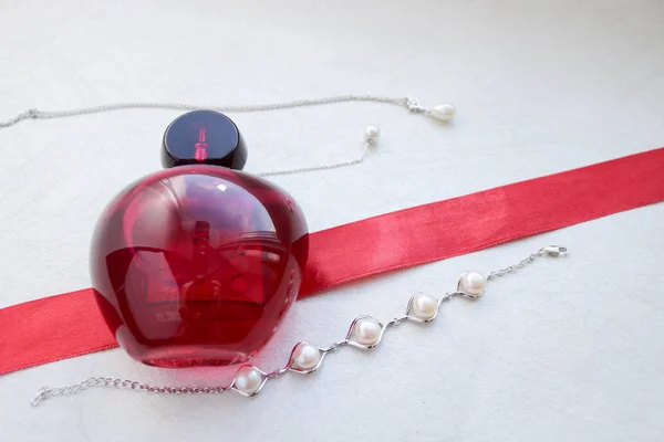 Vermelho Belo Vidro Transparente Elegante Garrafa Glamourosa Perfumes Femininos Deitado — Fotografia de Stock