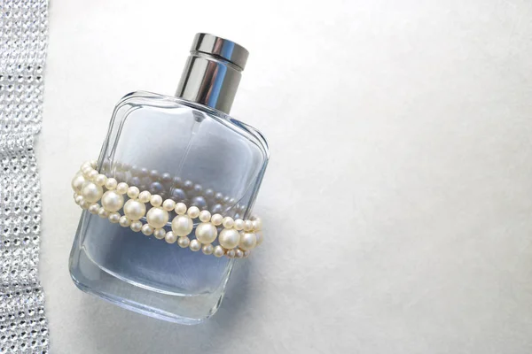 Przezroczysty Niebieski Piękny Szklany Modne Efektowne Butelki Zapachy Perfumy Białych — Zdjęcie stockowe