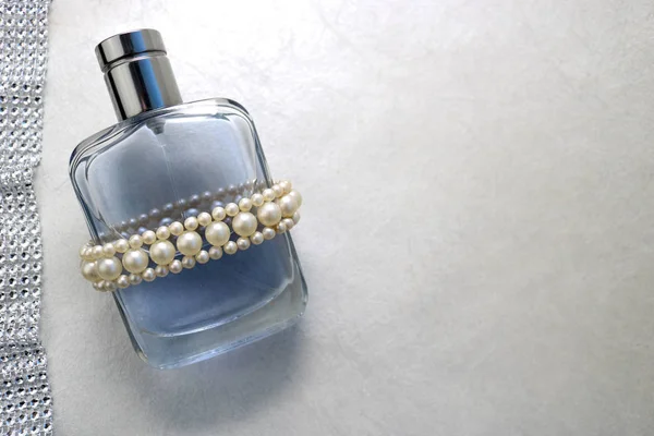 Mavi Güzel Cam Şeffaf Moda Çekici Şişe Kolonya Parfüm Beyaz — Stok fotoğraf