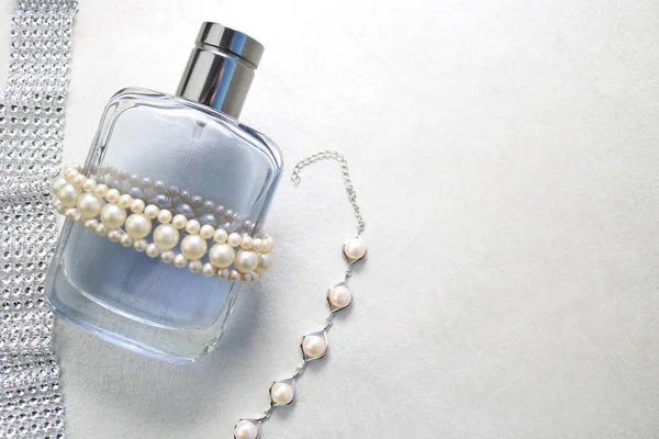 Przezroczysty Niebieski Piękny Szklany Modne Efektowne Butelki Zapachy Perfumy Białych — Zdjęcie stockowe