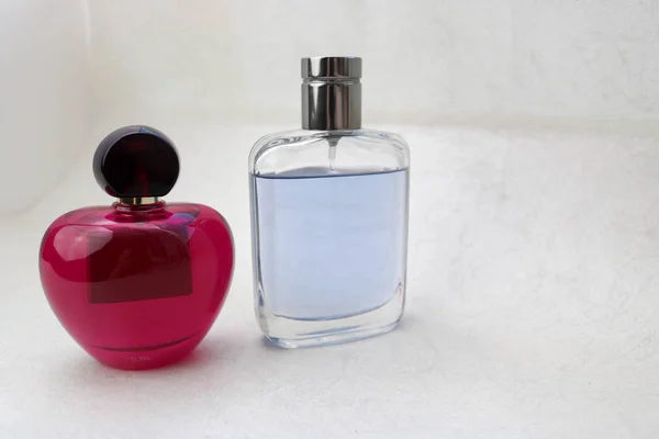 Dwa Piękne Szkło Przezroczyste Błyszczące Modne Efektowne Fiolki Kolonii Perfumy — Zdjęcie stockowe