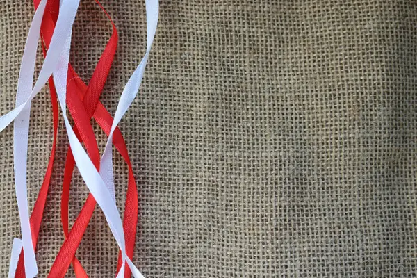 Rode Witte Feestelijke Linten Draden Tegen Textuur Van Bruin Oud — Stockfoto