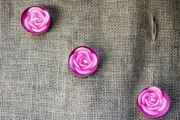Três Velas Lindas Cera Rosa Forma Flores Rosa Com Pavio — Fotografia de Stock