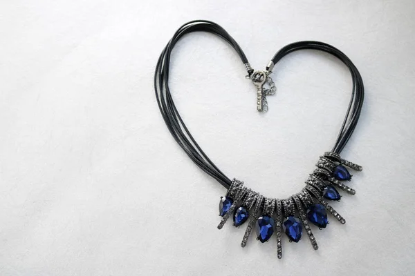 Hjärtat Som Kvinnas Smycken Halsband Med Svarta Trådar Blå Juveler — Stockfoto