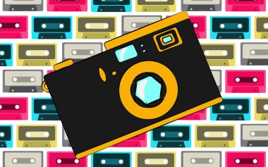 Eski siyah ve sarı retro vintage antik hipster eski fotoğraf makinesi çok renkli ses kasetleri bir model arka plan üzerinde. Vektör çizim.