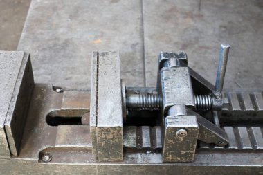 Büyük metal ağır endüstriyel Yardımcısı bir vida mekanizma ve tanıtıcılar, fabrikada, dükkan sahipleri ile yakın görünümdür. Kavram imalat parçaları, metal, frezeleme, el ile basın ile çalışmak.