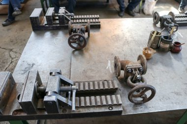 Büyük metal ağır endüstriyel Yardımcısı vida mekanizması ve kolları, boru hattı bağlantı parçaları, kilitler, grafit yağıyla kutular, katı yağ fabrikası, Dükkanı.