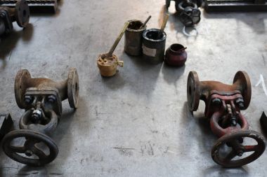 İki metal eski sürgüler, boru bağlantı parçaları, grafit yağlı, solidol fabrika, büyük demir tabloda alışveriş. Kavram sanayi, iş ekipmanları arıtma tesisi,.