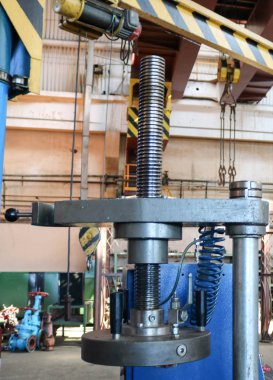 Bir büyük metal otomatik basın bir iplik ve bir elektrik motoru üretim tesisi ile. Kavram sanayi, iş tesisinde üretim ekipmanları amortisman.