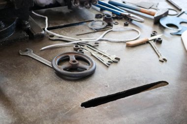 Metal işleri aracı, anahtarı, çekiç, tornavida, kerpeten, bıçak, subaplar fabrikada, bir fabrika ile bir demir tablo. Atölye işyerinde kavramı.