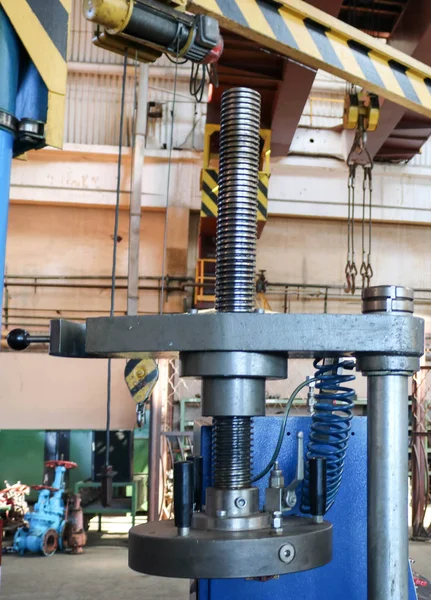 Duże Metalowe Prasa Automatyczna Wątku Silnik Elektryczny Zakładzie Produkcyjnym Koncepcja — Zdjęcie stockowe
