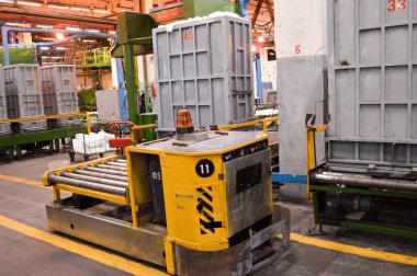 Kendinden tahrikli, kendi kendine yeten sarı metal arabası, manyetik şeritler, petrokimya, petrol rafinerisi üretim dükkan yollarında yoluyla seyahat malların taşıma için bir makine