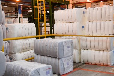 Büyük beyaz paketler, torbalar ile sentetik akrilik elyaf bir depoda bir Petrokimya, rafineri