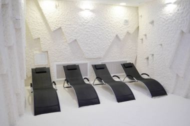 Bir speleocamera bir halothamber tıbbi spa yordam tuz mağaralar Mikroklima yeniden oluşturur, hava gevşeme, geri kalan sağlık iyileştirilmesi için Sodyum Klorür iyonları ile doymuş