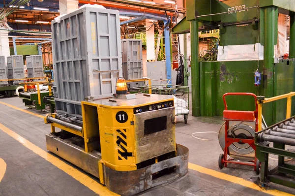 Self-propelled, autonomous yellow metal trolley, machine with emergency light signaling for the carriage of goods in the production shop of a petrochemical, oil refinery