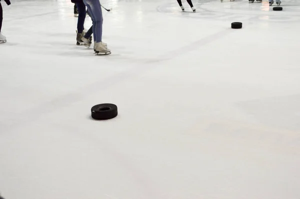 Pessoas Patinam Arena Hóquei Lado Dos Pneus Borracha Preta Para — Fotografia de Stock