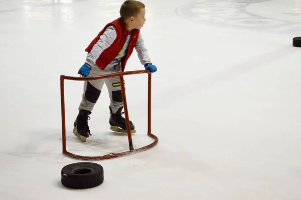 Malý Chlapec Učí Bruslit Pomocí Zvláštní Podpůrné Brány Hokejové Arény — Stock fotografie
