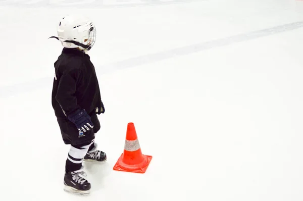 Liten Pojke Svart Hockey Uniform Och Vit Hjälm Skridskor Bredvid — Stockfoto