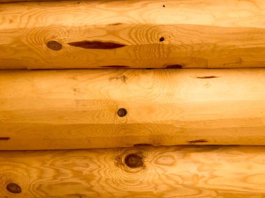 Sarı bir yeni ahşap duvar yapılmış doku günlüğe kaydeder, çatlaklar ile yatay güçlü güvenilir kurullarının bir çit ve arka plan knot